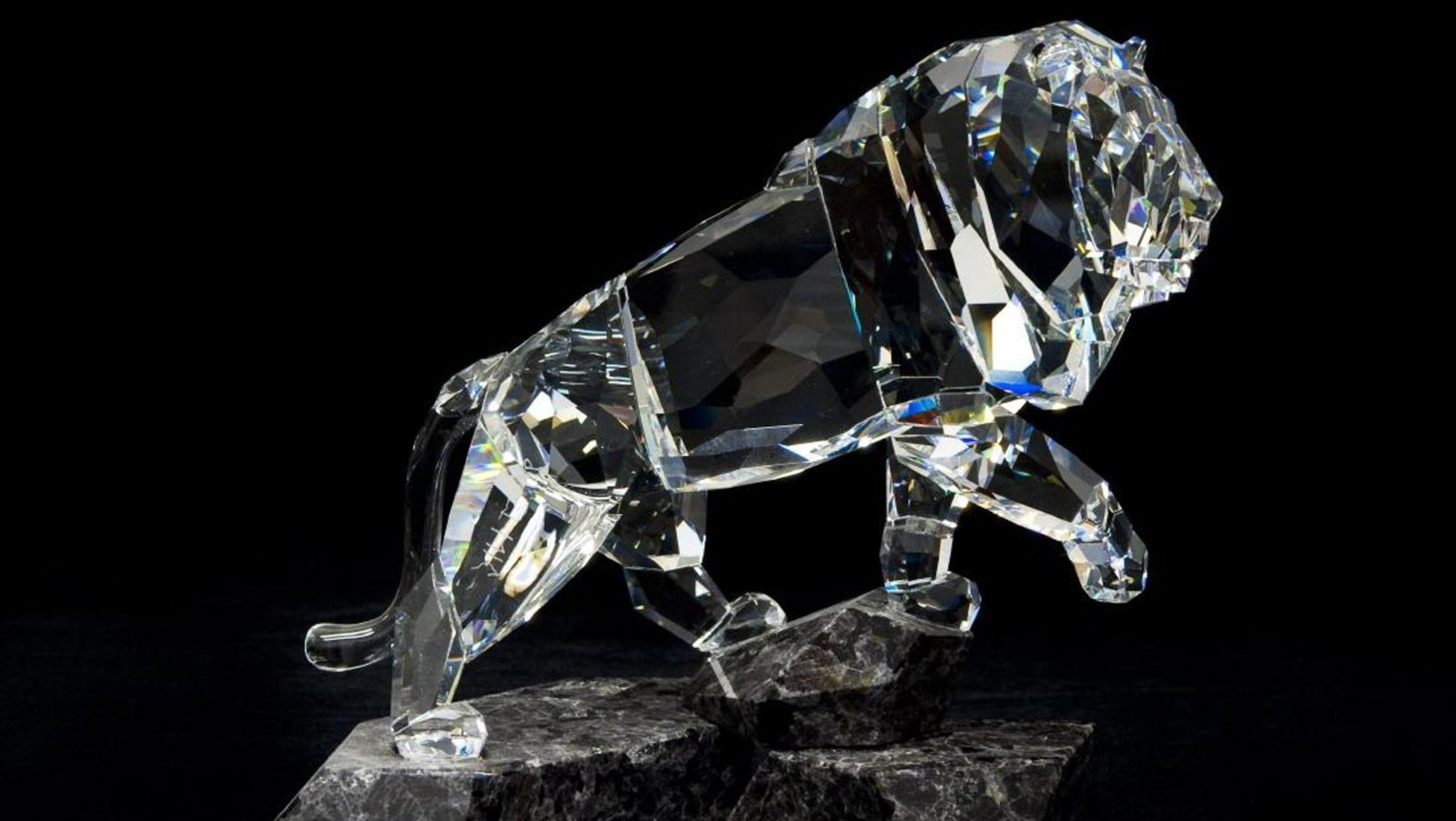 При сравнении кристалла Сваровски с имитацией, подлинный Сваровски будет выделяться из имитации благодаря своей стеклянной составляющей