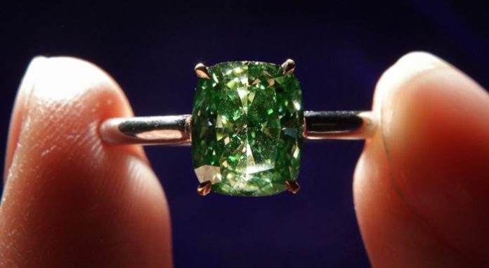 Натуральні алмази завжди містять як, природні домішки, так і дефекти