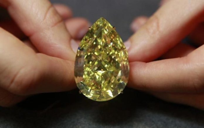 Як підробки під діаманти використовуються безбарвні циркони, сапфіри,   кришталь