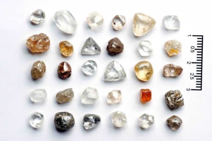 Огранювання діаманта залежить від форми алмазу, так як його втрату намагаються в цьому процесі звести до можливого мінімуму, в середньому вона становить 55-70%