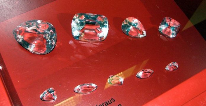 Ограновані алмази, діаманти, є одними з найдорожчих і популярних дорогоцінних каменів