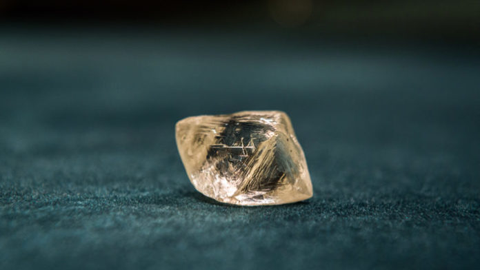 Алмази переважно безбарвні, іноді вони мають блідо-жовтим, жовтим або коричневим відтінком від слабкого до сильного