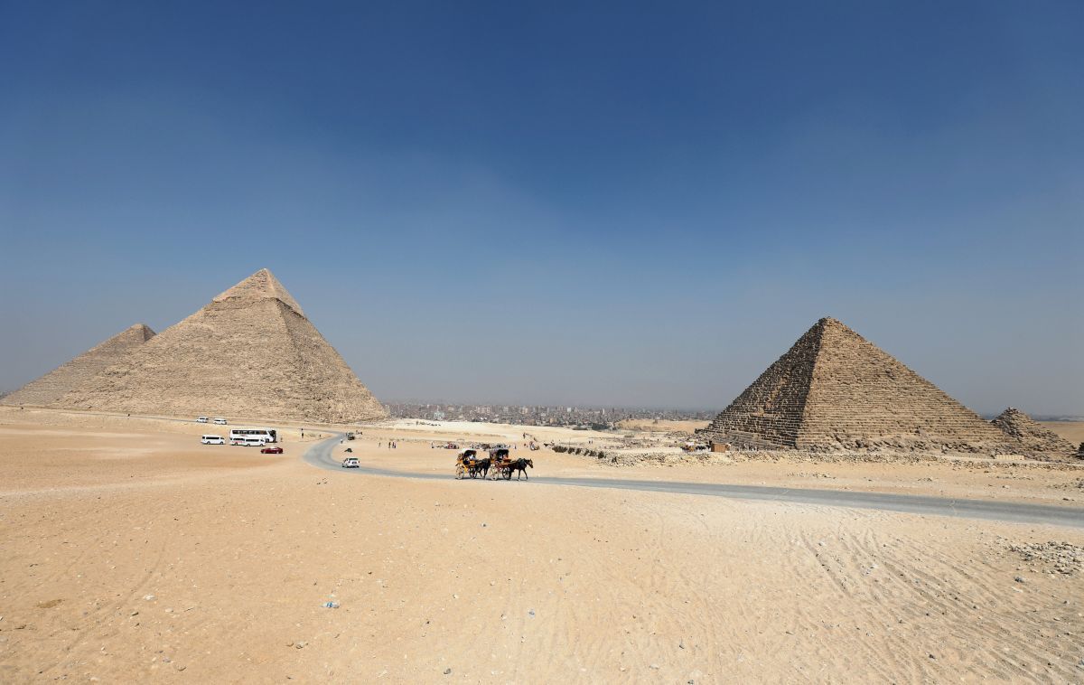 Деш припустив, що єгиптяни вирівнювали стіни пірамід по тіням, які відкидав гномон в день рівнодення