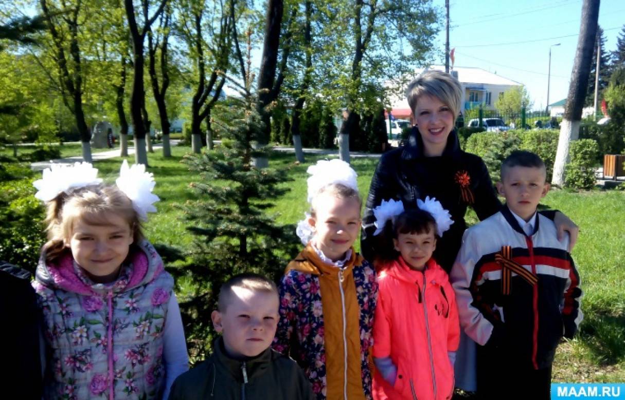 За традицією заходи почалося з урочистого мітингу, присвяченого 72 - ій річниці Великої Перемоги, в Комсомольському сквері