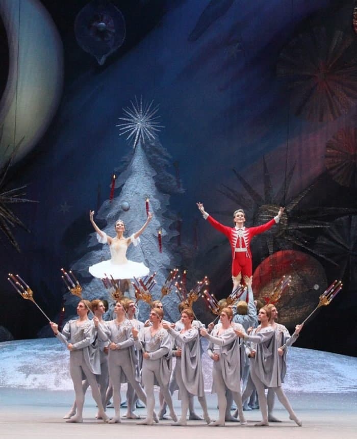 У Німеччині така опера «Гензель і Гретель» Енгельберта Хумпердінка (хоча її сюжет не має відношення до Різдва), в Австрії - оперета «Летюча миша» Йоганна Штрауса, в США і Росії - балет «Лускунчик»