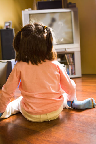 Діти від 3 до 7 років можуть дивитися телевізор не більше 40-50 хвилин в день;  з 7 до 13 років - не більше 2 годин на день (при цьому безперервна навантаження повинна бути не більше 1,5 годин в день) »