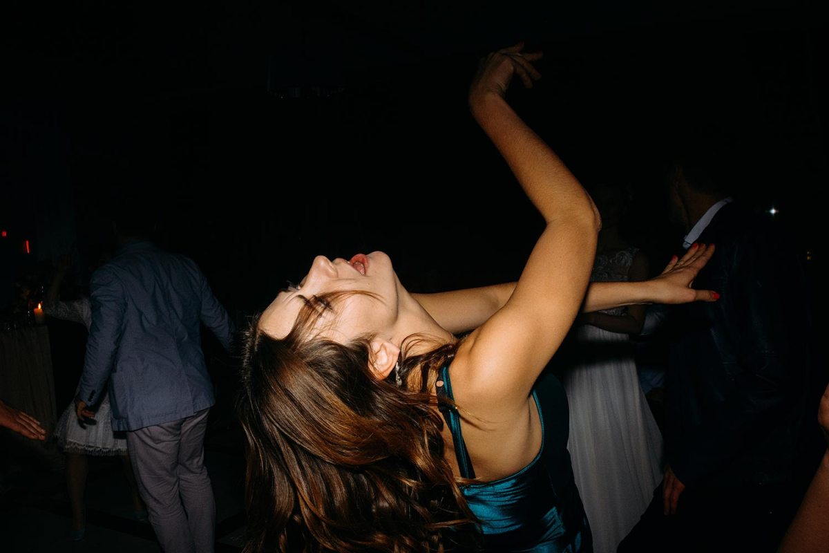 Перший танець молодят - не єдиний танець, який фотографує весільний фотограф