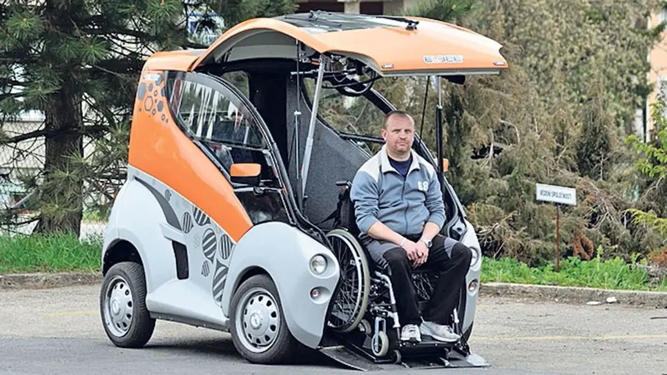 З більш-менш відомих -   Elbee Mobility   , Де інвалід завантажується в машину разом з коляскою через передню підйомну двері