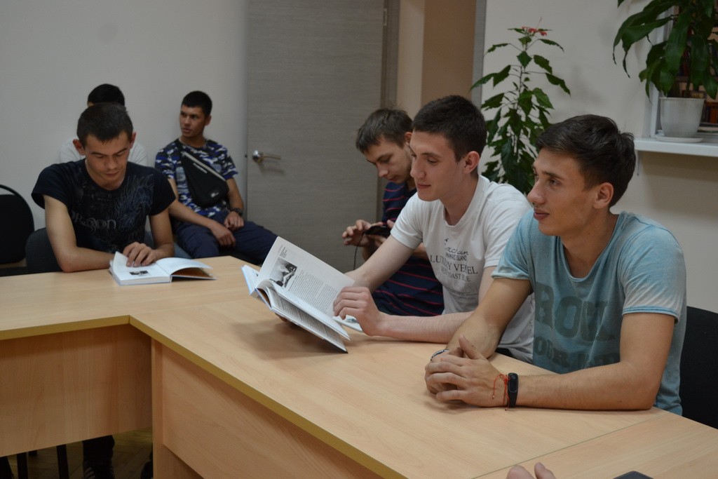 В читальному залі наукової бібліотеки Самарського ГАУ, на інженерному факультеті пройшла презентація книги Сергія Мельника «Макаров»