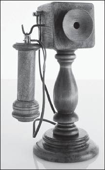 ВИНАХІД ТЕЛЕФОНУ   Так виглядав один з перших телефонів   Телефон - це винахід, який змінив побут, звички, сприйняття дійсності всього людства