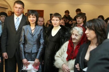 11 лютого 2008, 8:00 Переглядів:   Дочка Валентини Семенюк (в центрі)