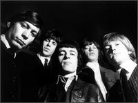 Однак магістральний напрям британського ритм-енд-блюзу було пов'язано з творчістю таких груп, як Rolling Stones, Yardbirds і Animals
