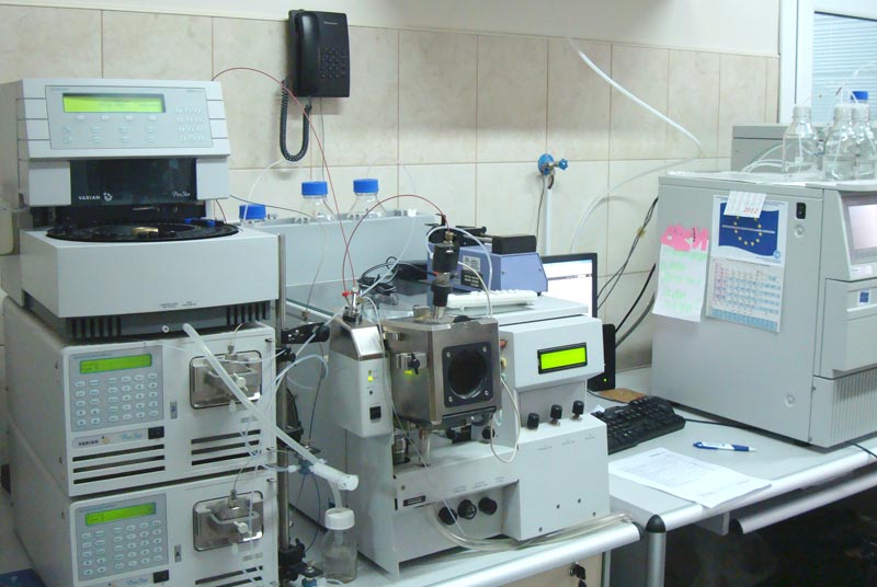 В Інституті працює 10 лабораторій, об'єднаних в 4 відділи, є своя база для проведення досліджень, віварій і науково-експериментальна лабораторія