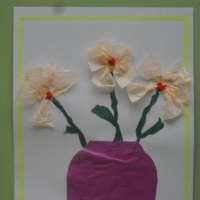 Майстер-клас «Ваза з квітами»   Для роботи нам знадобляться: клейонка, серветка, клей, пензлик для клею, ножиці, кольоровий папір, різнокольорові серветки, лист картону, простий