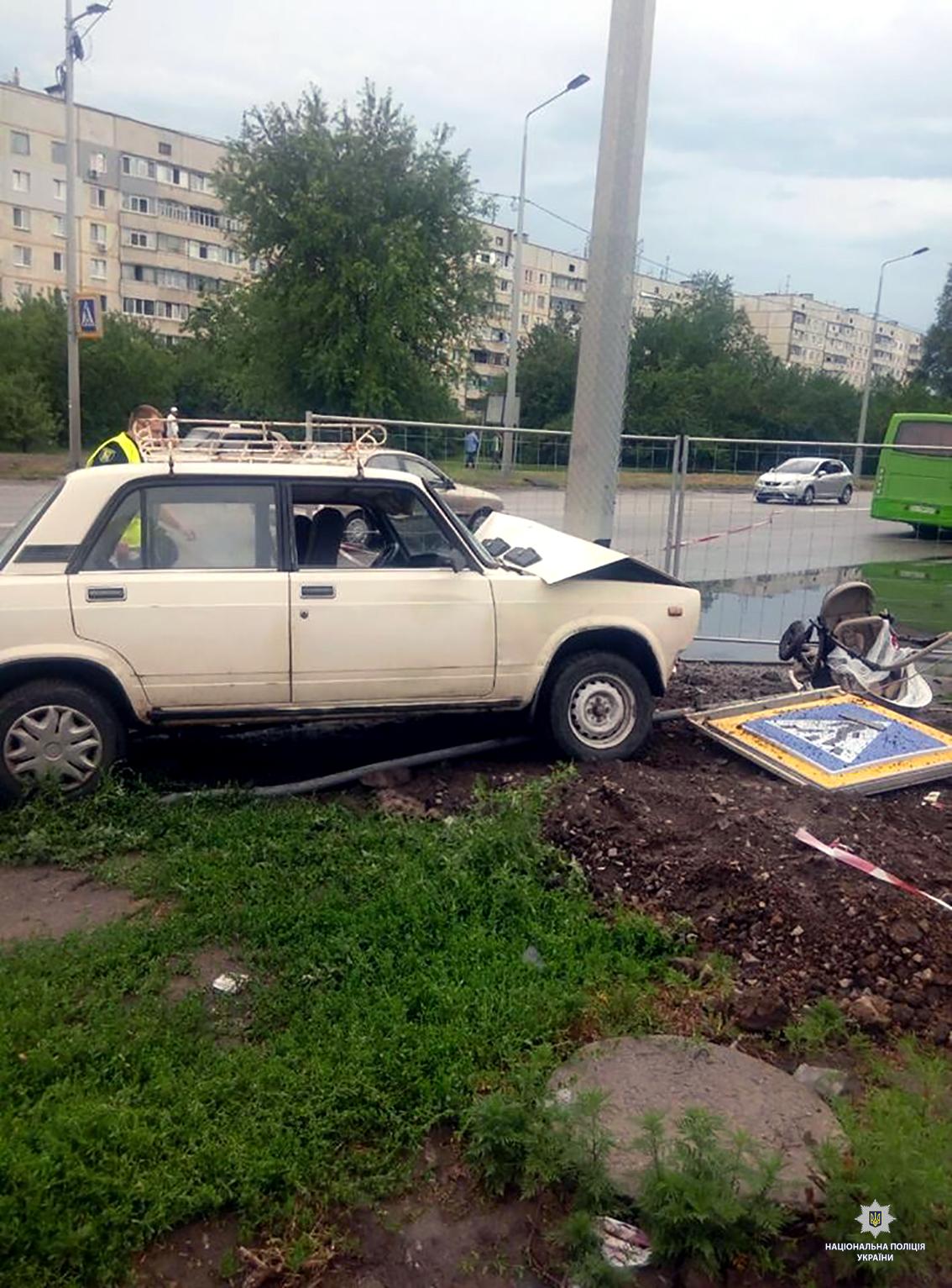 28-річний водій автомобіля не впорався з керуванням, виїхав на тротуар і зачепив коляску, від удару дитини викинуло з коляски