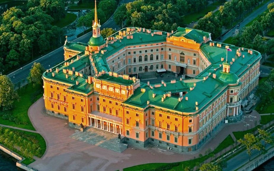 Михайлівський замок єдине в Росії палацову споруду в стилі романтичного класицизму