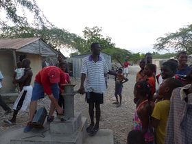 Один з проектів організації «Крапля життя», Фото: Архів організації «Крапля життя»   Проект «Крапля життя», придуманий організацією OliMali, реалізується не тільки в Гвінеї, розповідає Ондржей Шипка: «Мій колега Патрик Кута в 2013 році вже пробурив десятки артезіанських свердловин на Гаїті, постраждалому від сильного землетрусу
