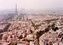 На березі Сени, в тому місці, де річка повертає з міста на південний захід, височить найвідоміший пам'ятник Парижа Ейфелева вежа