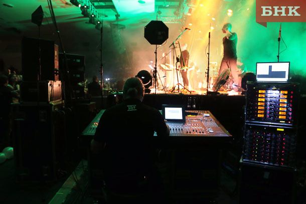 Відзначимо, що артисти привезли в Сиктивкар власне світлове та звукове обладнання, тому регулярні відвідувачі концертів в КСЦ «Ренова» могли приємно здивуватися якості почутого звуку