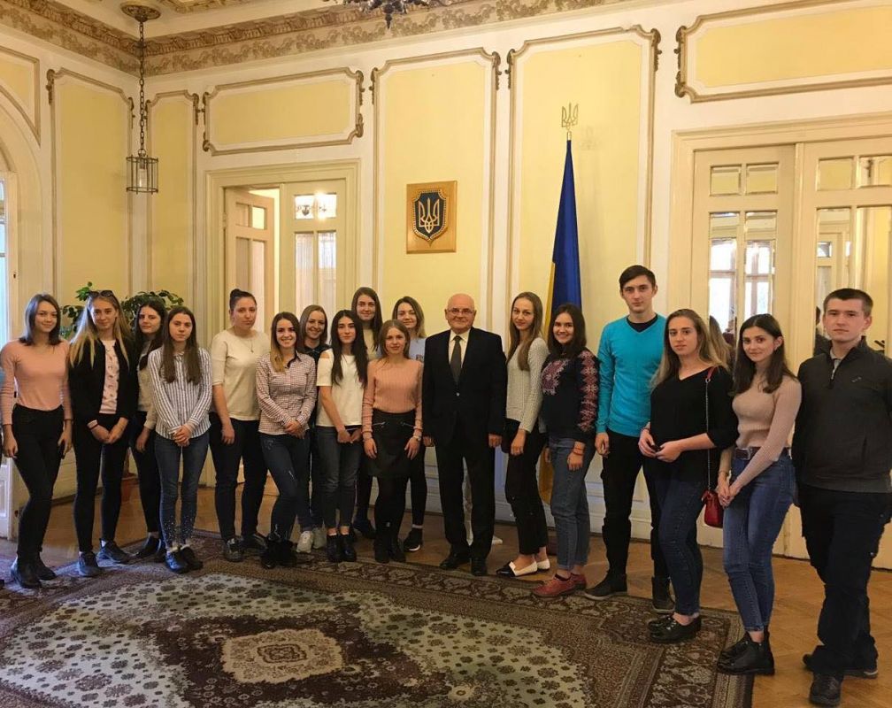 Небольшие осенние каникулы студенты-международники решили начать с Бухареста, где 26 октября имели возможность посетить Посольство Украины в Румынии и встретиться п