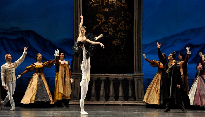 Сцена з балету «Лебедине озеро»