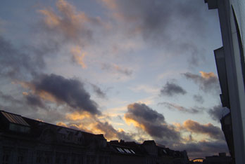Тут мені часто впомінается назва фільму Вендерса - Небо над Берліном -, коли я бачу, як мені здається, завжди красиве берлінське небо