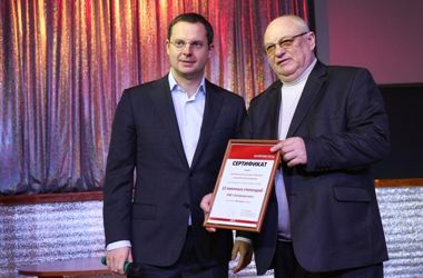 30 січня 2015 року, 15:05 Переглядів:   Генеральний директор МК Запоріжсталь Ростислав Шурма вручає сертифікат в