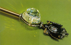 Скіпетр російських царів прикрашає чудовий знаменитий алмаз «Орлов», камінь дивовижної форми, огранений у вигляді індійської троянди, що має 180 граней, важить близько 190 карат і вважається найбільшим алмазом, знайденим в Індії