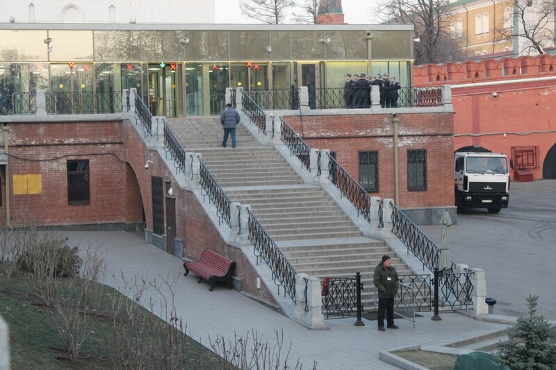 Внизу біля сходів стоїть самотній контролер квитків і перевіряє наявність оних у стражденних відвідати Кремль