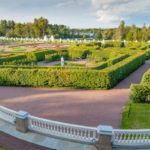 Об'єднує Нижній сад (перед Меньшіковскім палацом з боку Фінської затоки) і Верхній парк, який займає територію близько 160 гектарів, розташований на плато, простягається на південь і на захід від Меншиковского палацу