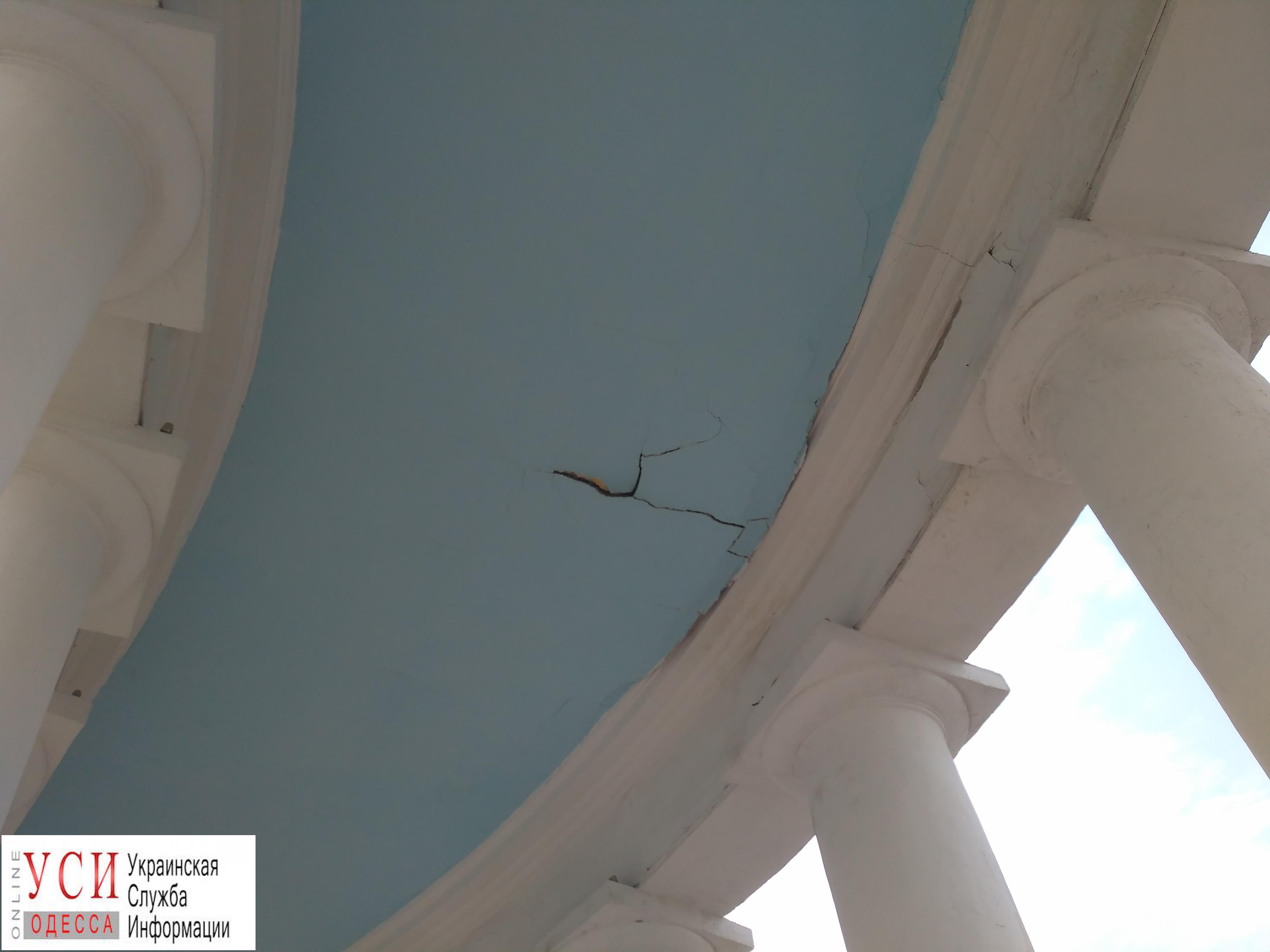 Колонада Воронцовського палацу обнесли сигнальною стрічкою через загрозу обвалення стелі