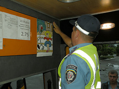 Під час перевірок автобусів, які займаються перевезеннями, співробітники Державтоінспекції розклеїли в них дитячі малюнки, щоб нагадати водіям і пасажирам про безпеку на дорогах