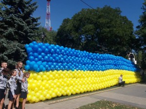 Поліцейські створили прапор України з тисяч повітряних кульок
