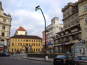 Jungmannovo náměstí (Фото: Олег Фетісов)   ОФ: Назва стилю характеризує будівлі, говорить про те, що вони стали простішими, мають більш монолітну архітектурно-художню концепцію