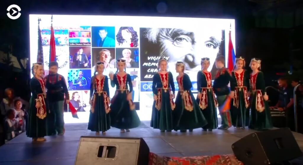 «Ми щасливі, тому що тепер і тут у нас є маленький шматочок батьківщини, Карабаху, по якій ми всі сумуємо», - зізнається одна з представниць вірменської діаспори Хасмік Четалян