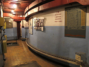 Збереглася вентиляція 1934 року народження, піраміда для гвинтівок і карабінів, на стіні таблиця з іменами командирів Ворошиловської батареї з 1934 по 1997 р