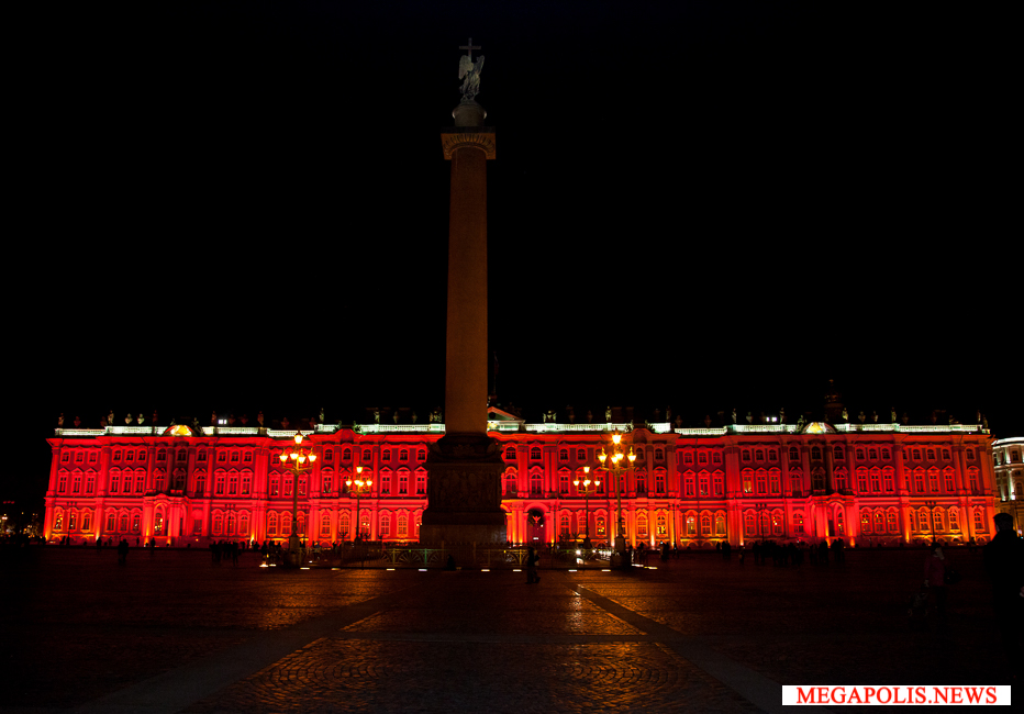 Стіни Зимового палацу підсвітили червоним - такою була історична забарвлення будівлі на момент подій 1917 року