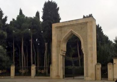 Алея почесного поховання - кладовище, розташоване в нагірній частині міста Баку (Парламентський проспект)