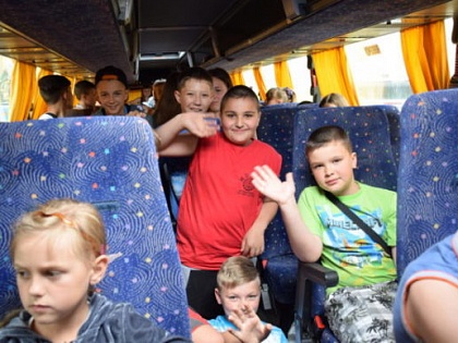 15 червня через Рубіжного в дитячий табір Зоря вирушили автобуси з дітьми першої зміни