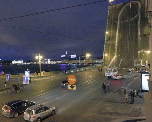 Коли міст розвели, зображення вертикально піднялося і добре проглядалося по всьому проспекту, в тому числі з вікон Управління ФСБ по Санкт-Петербургу