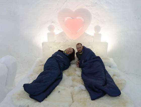 Для ночівлі в Ice Hotel Bukovel гостям нададуть теплі спальники (-12 комфорт) і натуральні овечі шкури