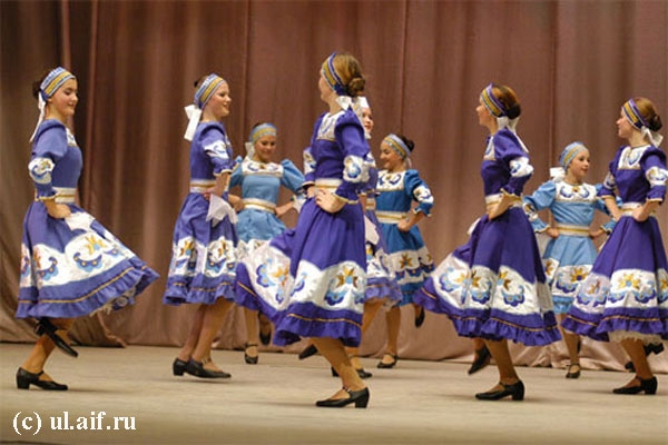 Російські танцюристи, які виконують руху російського народного танцю, мають незвичайний майстерністю і високою технікою рухів